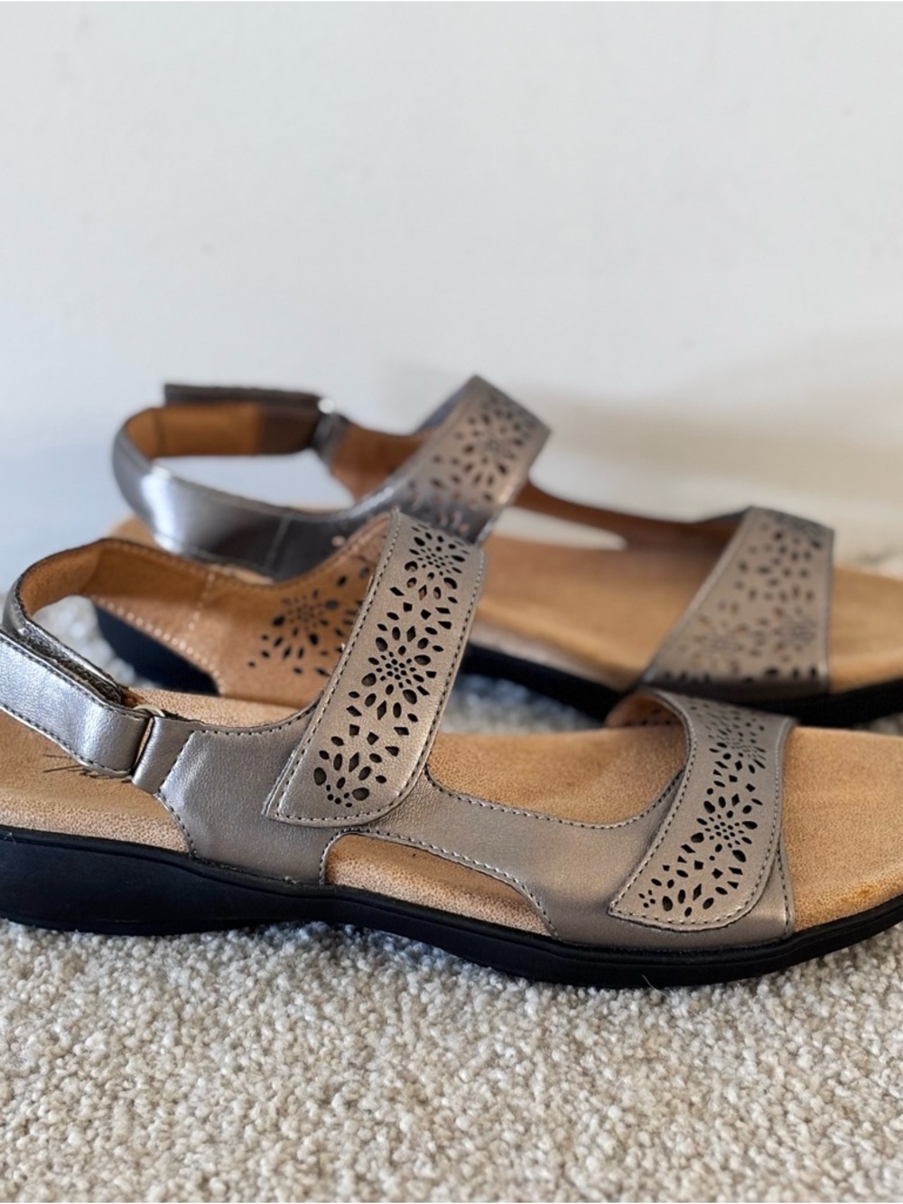 Trotters Romi Pewter Vegan Leather Sandals EUC 8.5 - Picture 10 of 11